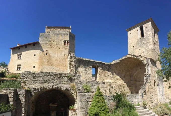 A une vingtaine de kilomètres de Montélimar, Le Poët-Laval s'est installée dans la vallée du Jabron, au milieu des lavandes et des blés. Ancienne commanderie de l'ordre des Hospitaliers, le village a conservé de cette époque le château, des vestiges de la chapelle romane Saint-Jean-des-Commandeurs et des remparts.